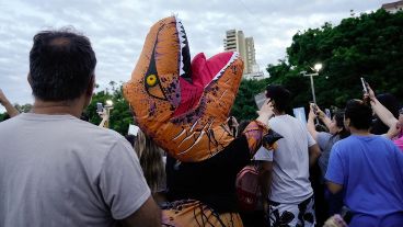 Centenas de rosarinos esperaban al libertario en la zona del Monumento a la Bandera.