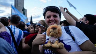 Centenas de rosarinos esperaban al libertario en la zona del Monumento a la Bandera.