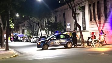 Despliegue policial y de ambulancias los minutos posteriores al ataque.