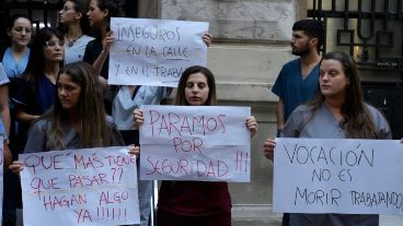 Protesta de trabajadores de la salud en el hospital Provincial.