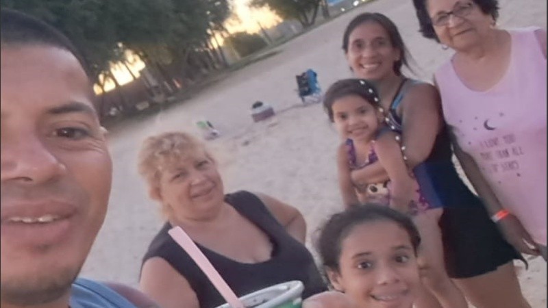 Leoncio junto a su familia, disfrutando de una tarde en la playa.