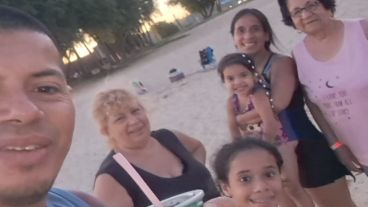 Leoncio junto a su familia, disfrutando de una tarde en la playa.