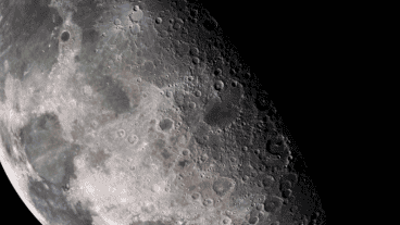 Los trozos lunares cuasi-satélite necesitan más energía cinética para orbitar el Sol.