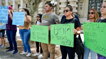 Policías se manifestaron frente a Gobernación para reclamar mejores condiciones laborales.