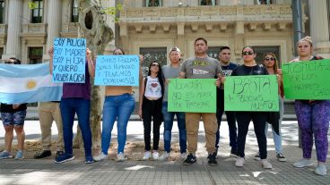 Policías se manifestaron frente a Gobernación para reclamar mejores condiciones laborales.