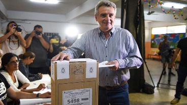 El jefe de Ministros y candidato a vicepresidente al momento de emitir su voto en la escuela N.º 1346 "Dr. Francisco Netri".