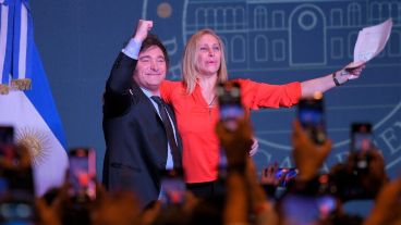 Milei durante su primer discurso como presidente electo, junto a su hermana Karina