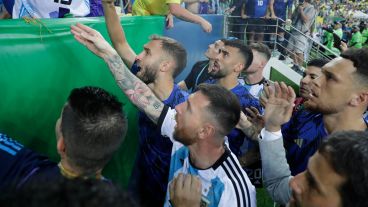 Messi se acercó a la tribuna donde estaban los hinchas argentinos y luego decidió mandar al equipo al vestuario.