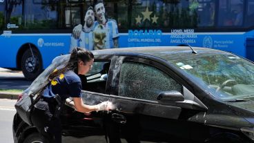 El auto en el que se desplazaban las víctimas fue baleado.