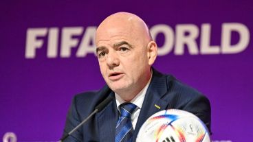 “La violencia es inaceptable, tanto dentro como fuera del campo de juego”, tiró Infantino.