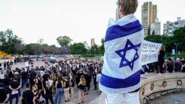 Remeras negras y banderas de Israel en la movilización local.