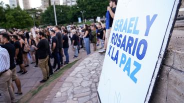 Remeras negras y banderas de Israel en la movilización local.