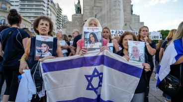 Remeras negras y banderas de Israel en la movilización local.