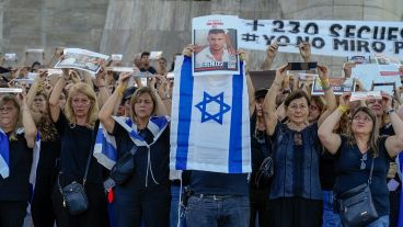 Remeras negras y banderas de Israel en la movilización local.