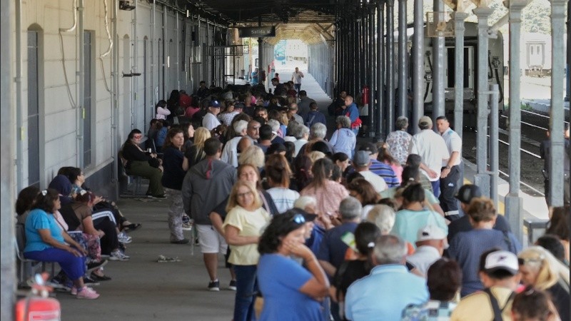 La estación repleta de ansiosos viajeros.