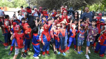 Cerca de un centenar de personas vestidas como Spider Man fueron convocadas para colaborar con el merendero afectado.