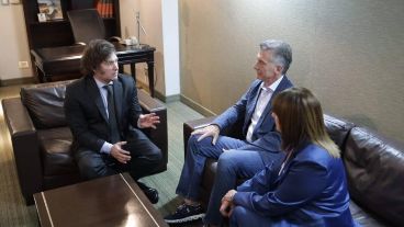 Milei junto a Macri y Bullrich. El acuerdo que permitió al libertario ganar y que ahora lo condiciona.