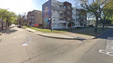 La moto robada fue abandonada frente al mural de Messi.