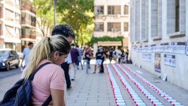 La instalación despierta el interés de las personas que pasan por Tribunales.