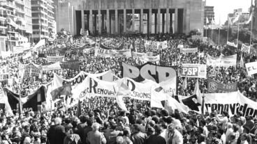 19 de abril de 1987: masivo acto para celebrar el final de la sublevación militar en el Monumento a la Bandera.