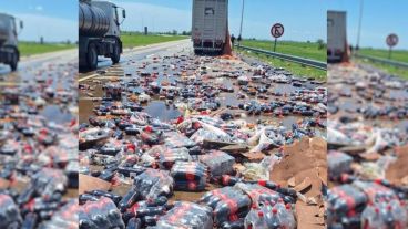 La postal de las cientos de botellas de la gaseosa fue capturada por quienes trasitaron por el lugar este lunes. 