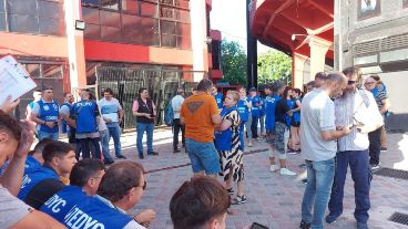 Trabajadores de Utedyc en asamblea durante este lunes a la tarde en el Coloso.