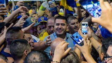 "Estamos ante las elecciones más claras en la historia de nuestro club, porque si estos señores ganan, le dan el club a esos tres amigos que tienen en el exterior y entonces sí, en Boca no se vota nunca más", acusó.