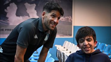 Santiago Lovaschi, un joven que admira al ex volante desde sus días como futbolista, le preguntó sobre las sensaciones que recibió luego de escuchar la ovación con la que la hinchada despidió al equipo.