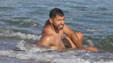 El Kun en sus últimas vacaciones disfrutando del agua.