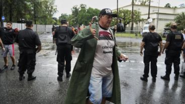 La lluvia le agrega dramatismo a la espera de la final por la permanencia entre Colón y Gimnasia