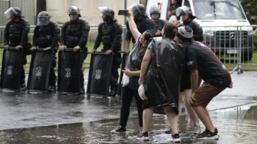 La lluvia le agrega dramatismo a la espera de la final por la permanencia entre Colón y Gimnasia