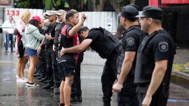 La lluvia le agrega dramatismo a la espera de la final por la permanencia entre Colón y Gimnasia