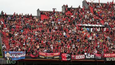 La lluvia le agrega dramatismo a la espera de la final por la permanencia entre Colón y Gimnasia