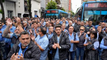 Los compañeros y compañeras de Roldán realizaron una emotiva caravana este lunes, en medio de un paro del servicio.