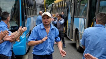 Los compañeros y compañeras de Roldán realizaron una emotiva caravana este lunes, en medio de un paro del servicio.