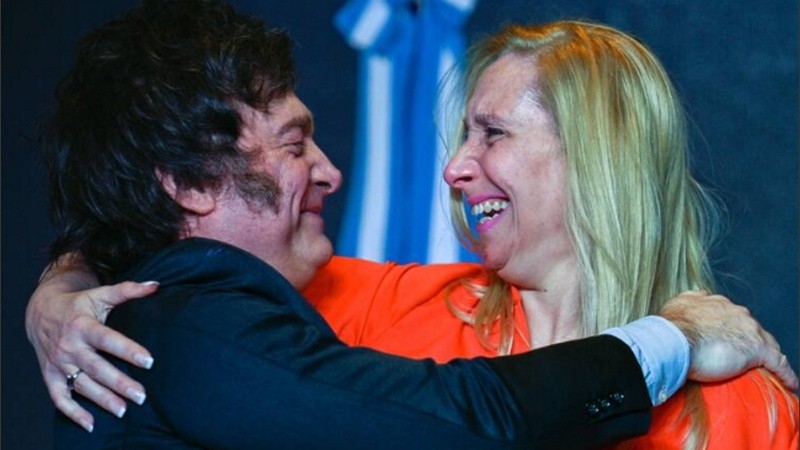 Javier Milei celebra con su hermana Karina Milei después de ganar la segunda vuelta de las elecciones presidenciales, el 19 de noviembre de 2023