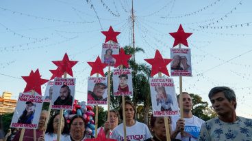 Las personas que se movilizaron recibieron el cálido aplauso de la gente.