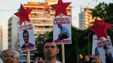 Las personas que se movilizaron recibieron el cálido aplauso de la gente.