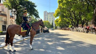 El Regimiento de Granaderos a Caballo rumbo al Congreso donde escoltará al presidente.