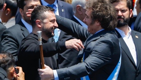 Otra actitud más allá del protocolo: Milei abrazó a Zelensky, que le regaló un candelabro judío | Rosario3