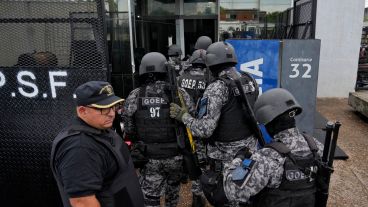 Operativo de traslado de presos en la comisaría 32ª de barrio Godoy.