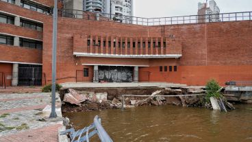 Un desmoronamiento en el acceso al Teatro Príncipe de Asturias.