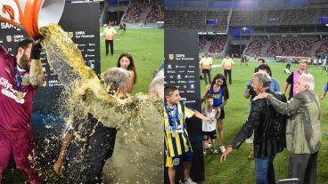 El festejo del arquero canalla con el técnico.