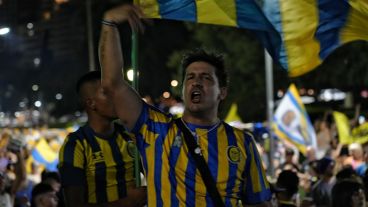 El festejos de los hinchas canallas en el Monumento a la Bandera.