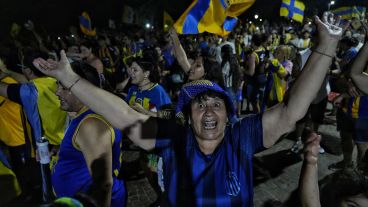 El festejos de los hinchas canallas en el Monumento a la Bandera.