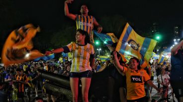 El festejos de los hinchas canallas en el Monumento a la Bandera.