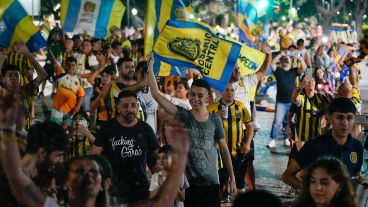 El festejos de los hinchas canallas en el Monumento a la Bandera.