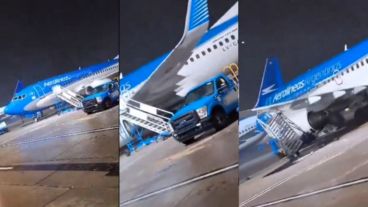 Un avión de Aerolíneas Argentinas es desplazado por el viento.