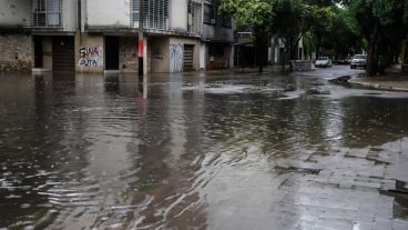 La lluvia dejó varias zonas anegadas en la ciudad.