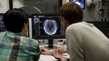 Alexander Huth (derecha) junto al estudiante de doctorado Jerry Tang, analizando una resonancia magnética.